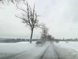 Do Libereckého kraje dorazil sníh. Silničáři doporučují opatrnost