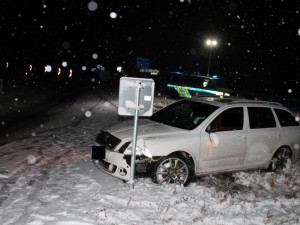 Řidič nezvládl průjezd táhlou zatáčkou u Rychnova. Vyjel ze silnice a zastavil se o značku