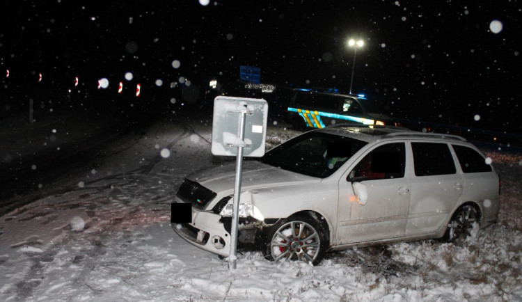 Řidič nezvládl průjezd táhlou zatáčkou u Rychnova. Vyjel ze silnice a zastavil se o značku