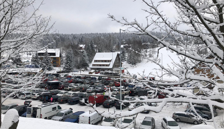 Jizerky ucpala auta. Policie uzavřela všechny silnice do Bedřichova i na Smědavu