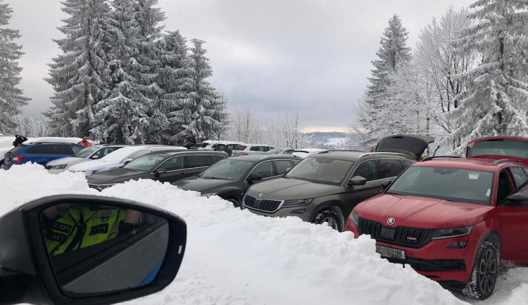 Policie opět uzavřela příjezdy do Bedřichova kvůli náporu turistů