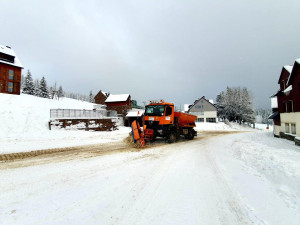 Přijdou další přívaly sněhu. Silničáři uzavřou pro nákladní auta silnici z Tanvaldu na Harrachov