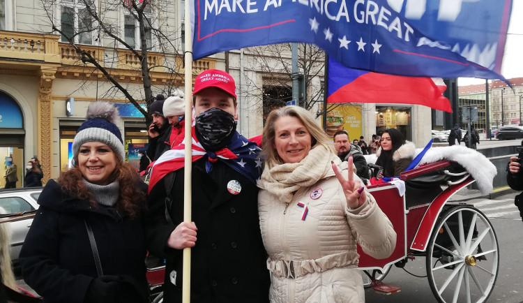 Lenka Tarabová (vpravo) na demonstraci na podporu končícího amerického prezidenta Trumpa.