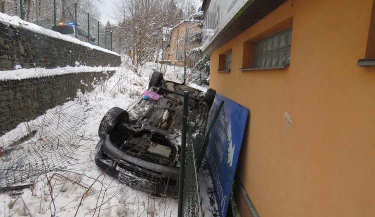 Dvě nehody na stejném místě. V jablonecké Podhorské ulici skončila auta mimo silnici