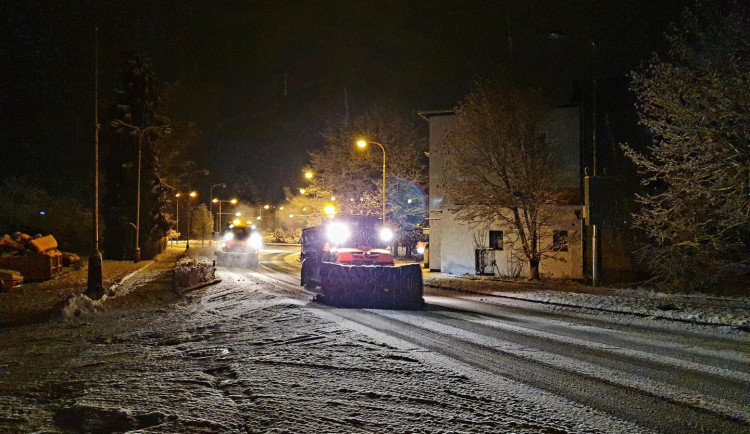 V Libereckém kraji od rána sněžilo, problémy měly především kamiony