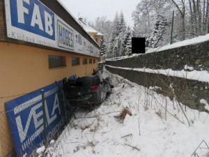 Dvě nehody na stejném místě. V jablonecké Podhorské ulici skončila auta mimo silnici