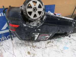 Dvě nehody na stejném místě. V jablonecké Podhorské ulici skončila auta mimo silnici