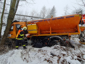 V Dolánkách havaroval sypač. Dopravu odklání policie