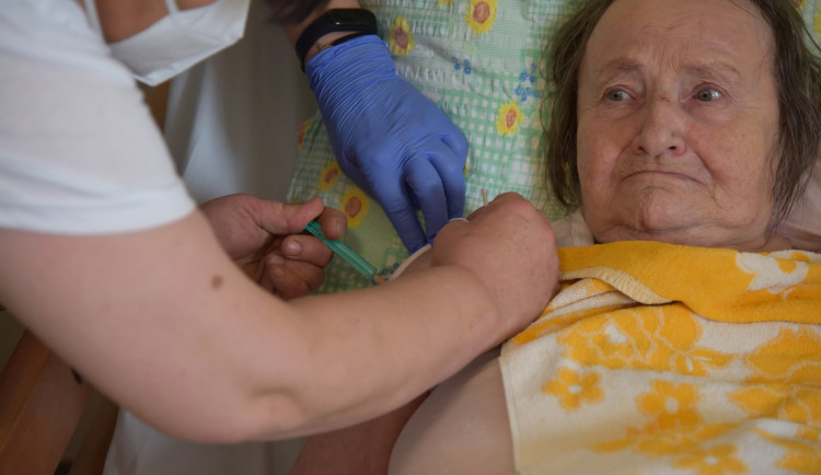 Začalo očkování seniorů, část se vakcíny bojí. Stát zaspal, vadí řediteli libereckého domova