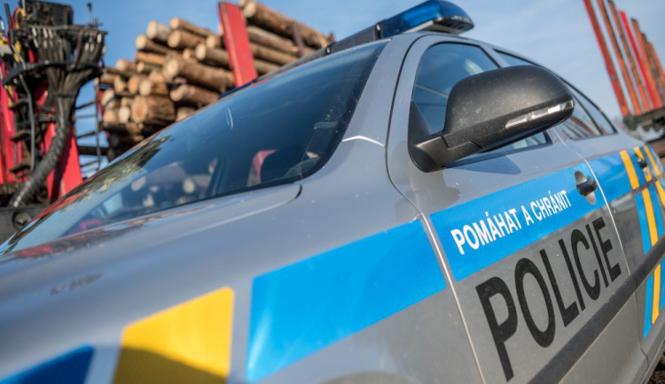 Policie pátrá po lupiči. Chytil prodavačku pod krkem a vytáhl na ni nůž