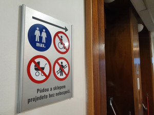 Paternoster mimo provoz. Dělníci v něm přes zákaz převáželi štafle. Teď nesveze nikoho