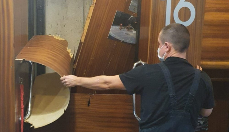 Paternoster mimo provoz. Dělníci v něm přes zákaz převáželi štafle. Teď nesveze nikoho