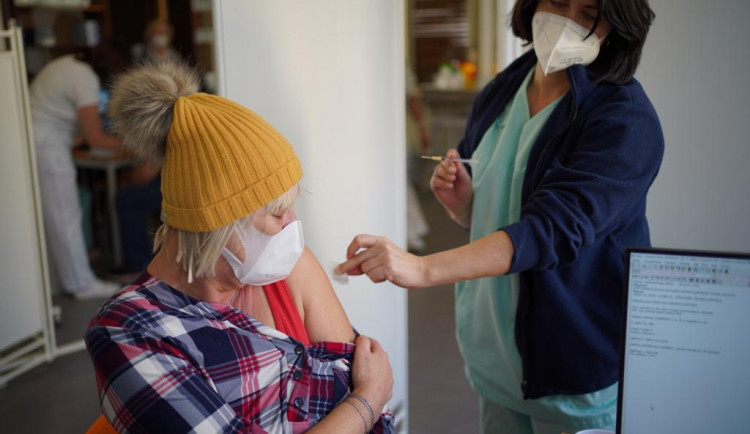 Rezervaci na očkování v Liberci má po víkendu prvních 40 seniorů