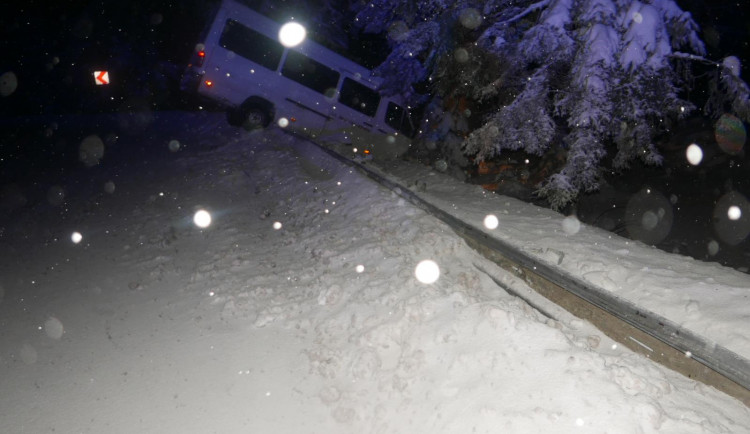 Opilý řidič mikrobusu se málem zřítil na Ještědu ze silnice. Pomohla svodidla