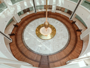 Dotek písku i umění. Lasvit vytvořil v nemocnici v Abú Dhabí obří pohybující se kyvadlo