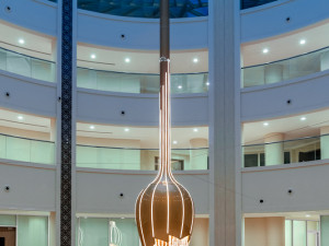 Dotek písku i umění. Lasvit vytvořil v nemocnici v Abú Dhabí obří pohybující se kyvadlo