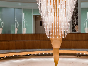 Dotek písku i umění. Lasvit vytvořil v nemocnici v Abú Dhabí obří pohybující se kyvadlo