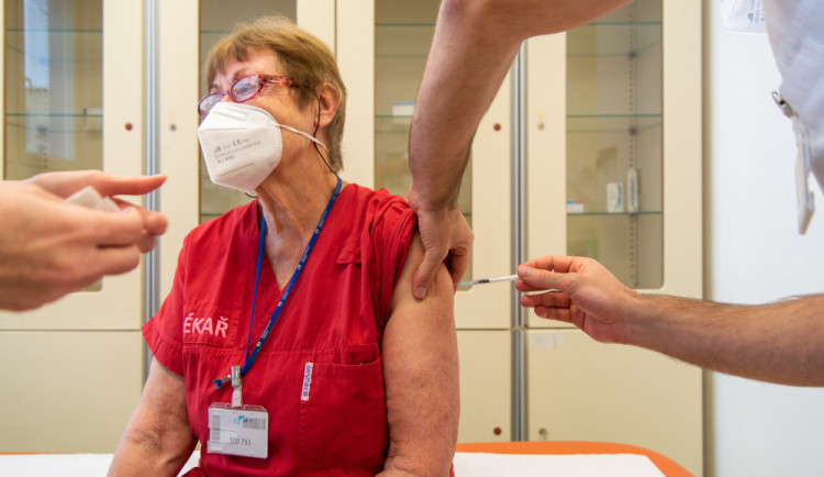 Velkokapacitní očkovací centra v únoru Liberecký kraj neotevře, nemá v nich čím očkovat