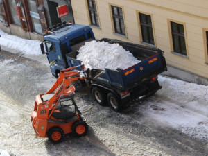 V Jablonci začali odvážet sníh z ulic, už ho není kam odhrnout