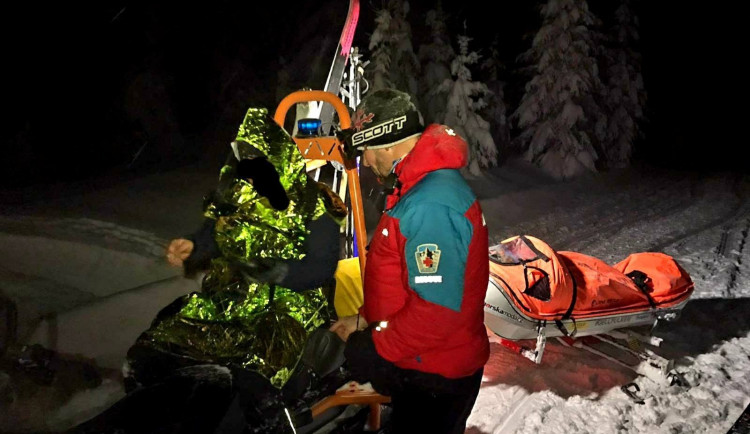 Horská služba v Jizerkách zachraňovala dva lyžaře. Chtěli si zkrátit cestu a zabloudili