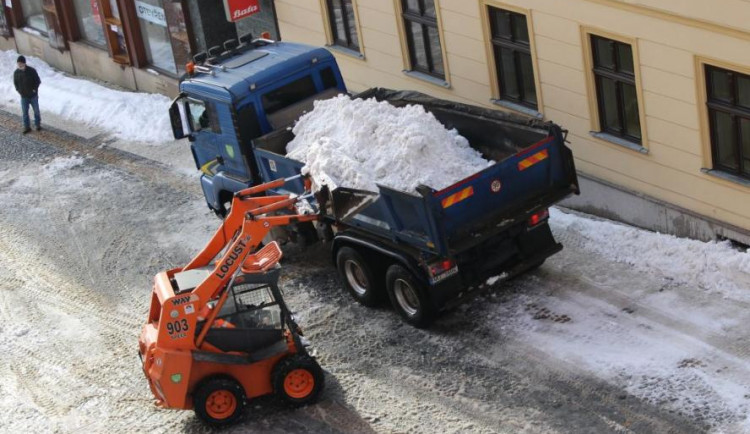 V Jablonci začali odvážet sníh ulic, už není ho kam odhrnout