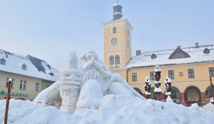 Na jilemnické náměstí po roční pauze dorazil Krakonoš. Sněhovou sochu opět vytvořil výtvarník Josef Dufek