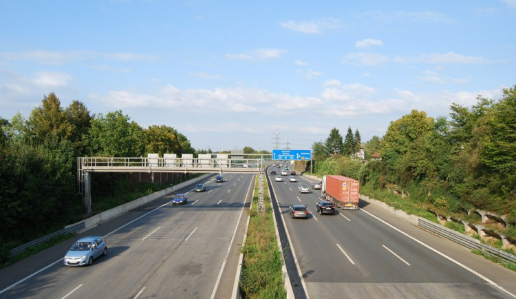 S prodejem elektronických dálničních známek mají motoristé problémy, ministerstvo dopravy spustí informační kampaň