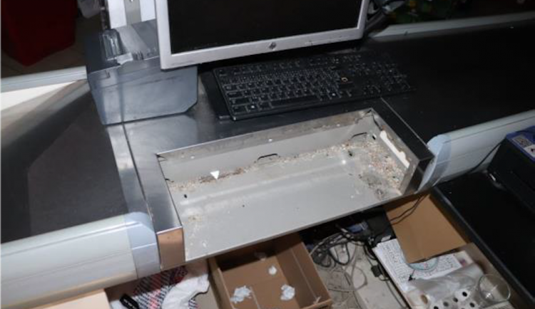 Za přepadení poslíčka s pizzou mu hrozí osm let. Mladík řádil i jinde v Novém Městě pod Smrkem