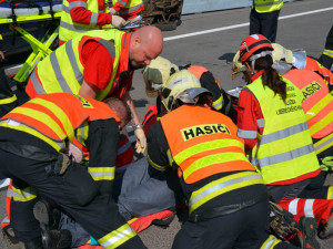 Řidička na Semilsku spadla s autem do náhonu elektrárny, zemřela