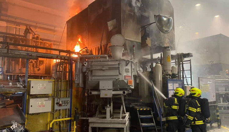 Noční požár v Hrádku. Ve výrobní hale hořel jeden ze strojů