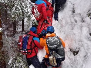 Horolezec spadl z ledu v nepřístupném terénu Velkého Štolpichu a zranil se. Pomohla Horská služba