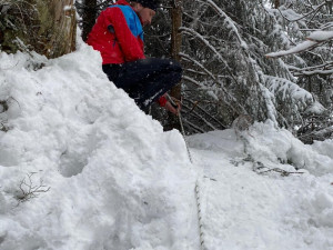 Horolezec spadl z ledu v nepřístupném terénu Velkého Štolpichu a zranil se. Pomohla Horská služba