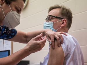 Od včerejška se do registru k očkování proti koronaviru mohou hlásit také zdravotníci