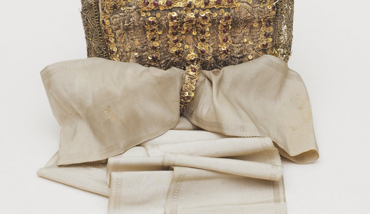 FOTO: Semilské muzeum má nově dva zdobené čepce až z Olomouce