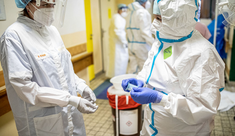 Čísla znovu začínají růst. Vláda místo rozvolnění projedná další zpřísnění opatření