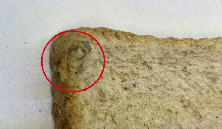 Inspektoři našli v toustovém chlebu z Polska kovové střepiny