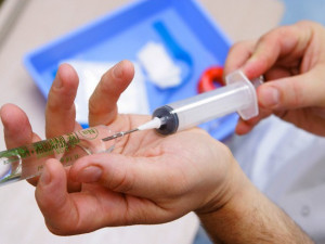 Liberecký kraj zatím očkování na covid první dávkou rušit nebude
