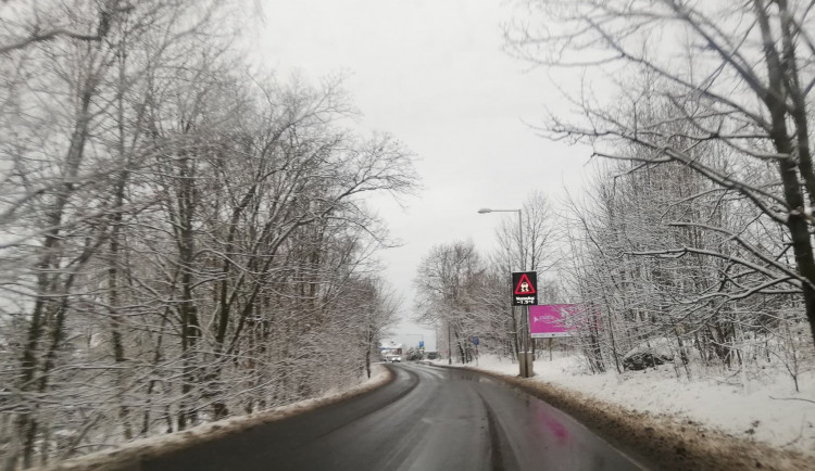 Pozor na rozbředlý sníh, varují silničáři