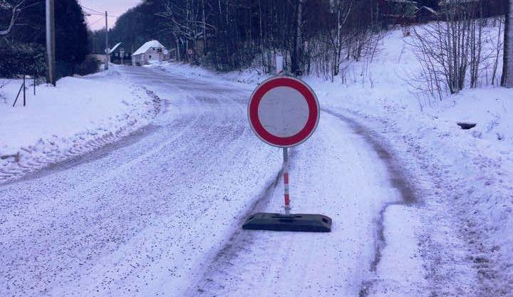 Náklaďáky a kamiony neprojedou na Harrachov. Silnice je pro ně uzavřena