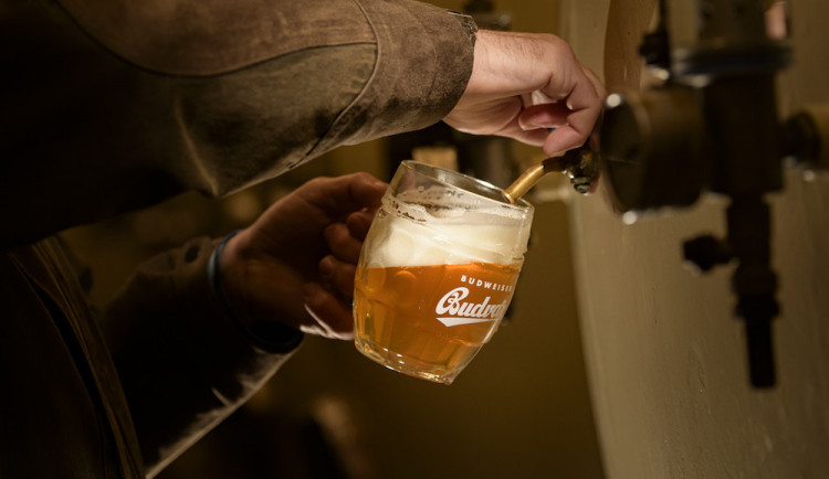 Budvar uvařil loni rekordní objem piva. Na českém trhu mu pomohla novinka Budvar 33