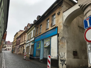 Středověké jímky na vodu i historický hrníček našli při rekonstrukci Jiráskova divadla