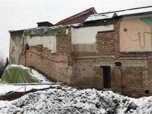 Středověké jímky na vodu i historický hrníček našli při rekonstrukci Jiráskova divadla