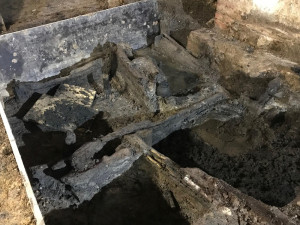 Středověké jímky na vodu i historický hrníček našli při rekonstrukci Jiráskova divadla