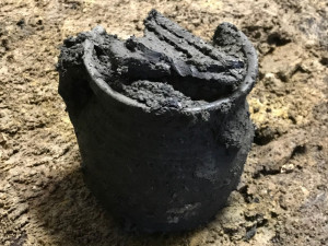 Středověké jímky na vodu i historický hrníček našli při rekonstrukci Jiráskova divadla