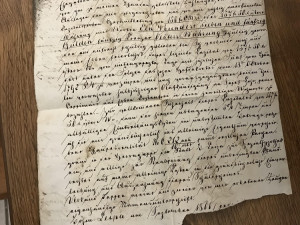 Středověké jímky na vodu i historický hrníček našli při rekonstrukci Jiráskova divadla