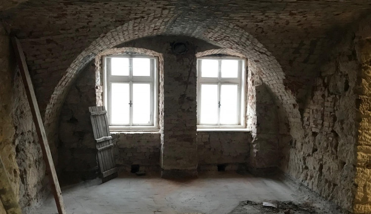 Středověké jímky na vodu i historický hrníček našli při rekonstrukci Jiráskova divadla