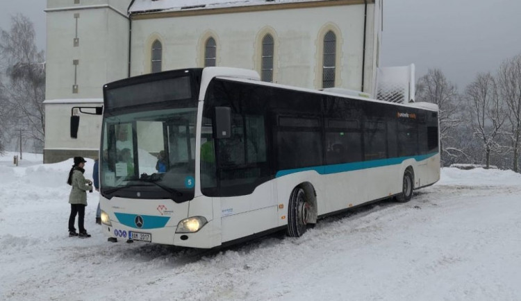 Kvůli výpadkům GPS nehlásí zastávky. Nový systém má v Jablonci problémy