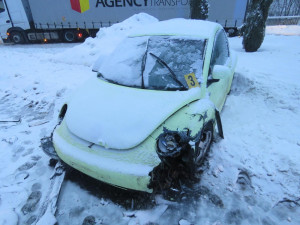 Řidička při smyku zazmatkovala a přejela do protisměru, kde se střetla s protijedoucím autem