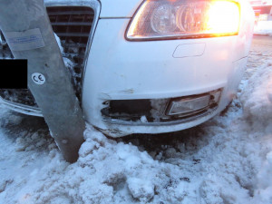 Kvůli rychlosti nespatřil řidič včas chodce. Místo do něj narazil do sloupu