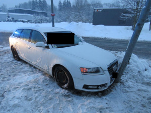 Kvůli rychlosti nespatřil řidič včas chodce. Místo do něj narazil do sloupu